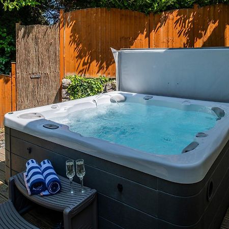 The Coachhouse - Cottage With Private Hot Tub Colwyn Bay Εξωτερικό φωτογραφία